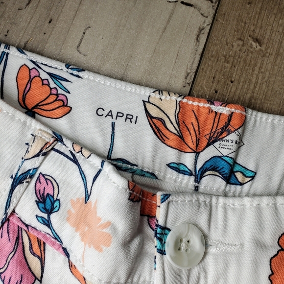 St. John’s Bay Capris Size 12 Petite Secretly Slender Panel White Posie Floral - Picture 4 of 16